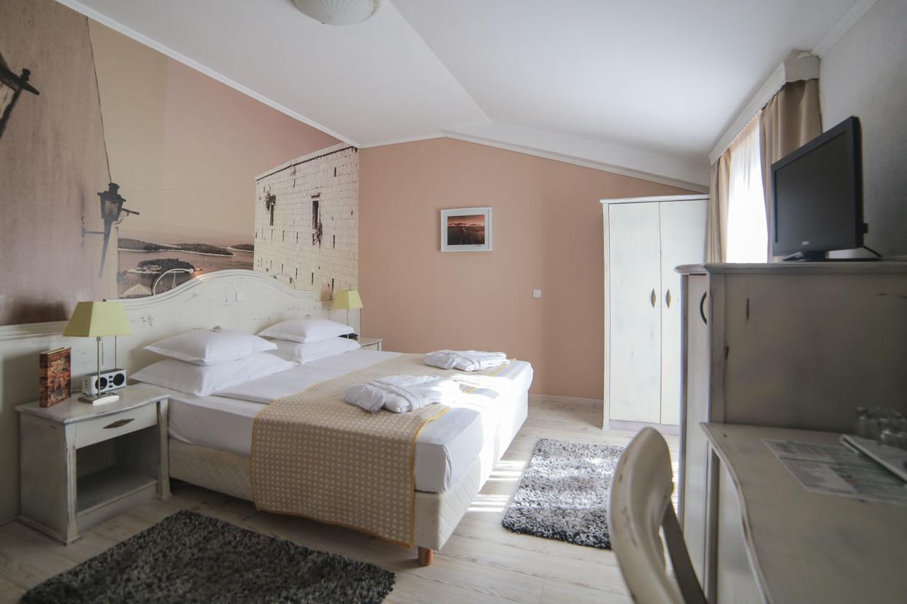Doppelzimmer mit Balkon und seitlichem Meerblick